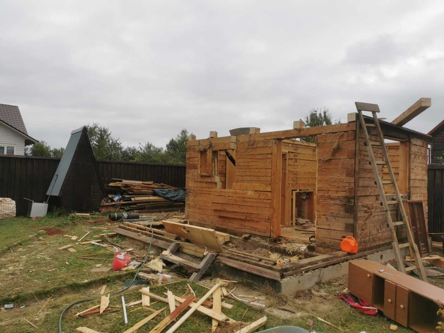 🏚️ Демонтаж сарая на даче и вывоз | Сколько стоит снести сарай в  Московской области